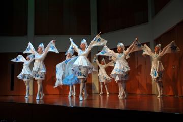 ロシアの伝統舞踊を披露
