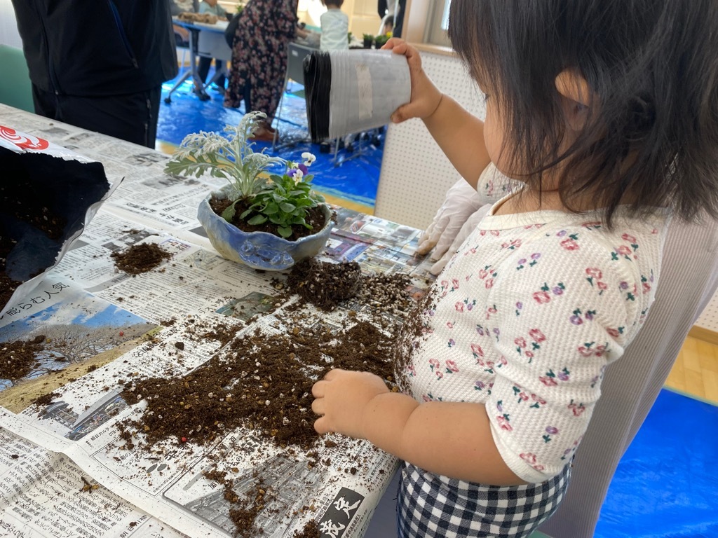 植える様子