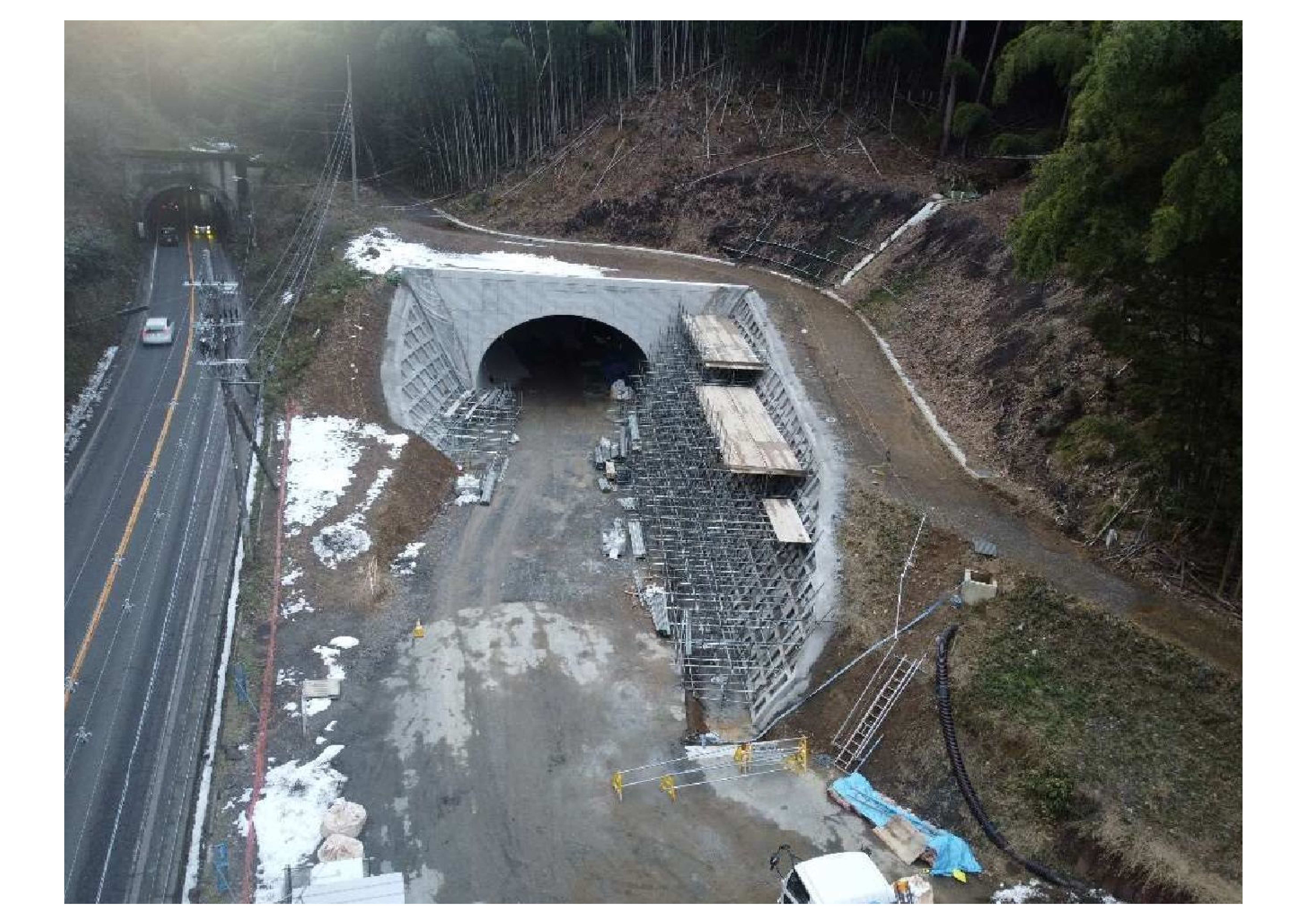 新トンネル東側坑口写真