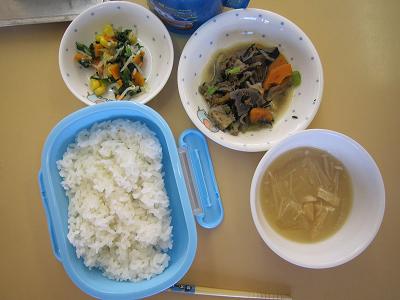 ミキサー前の給食