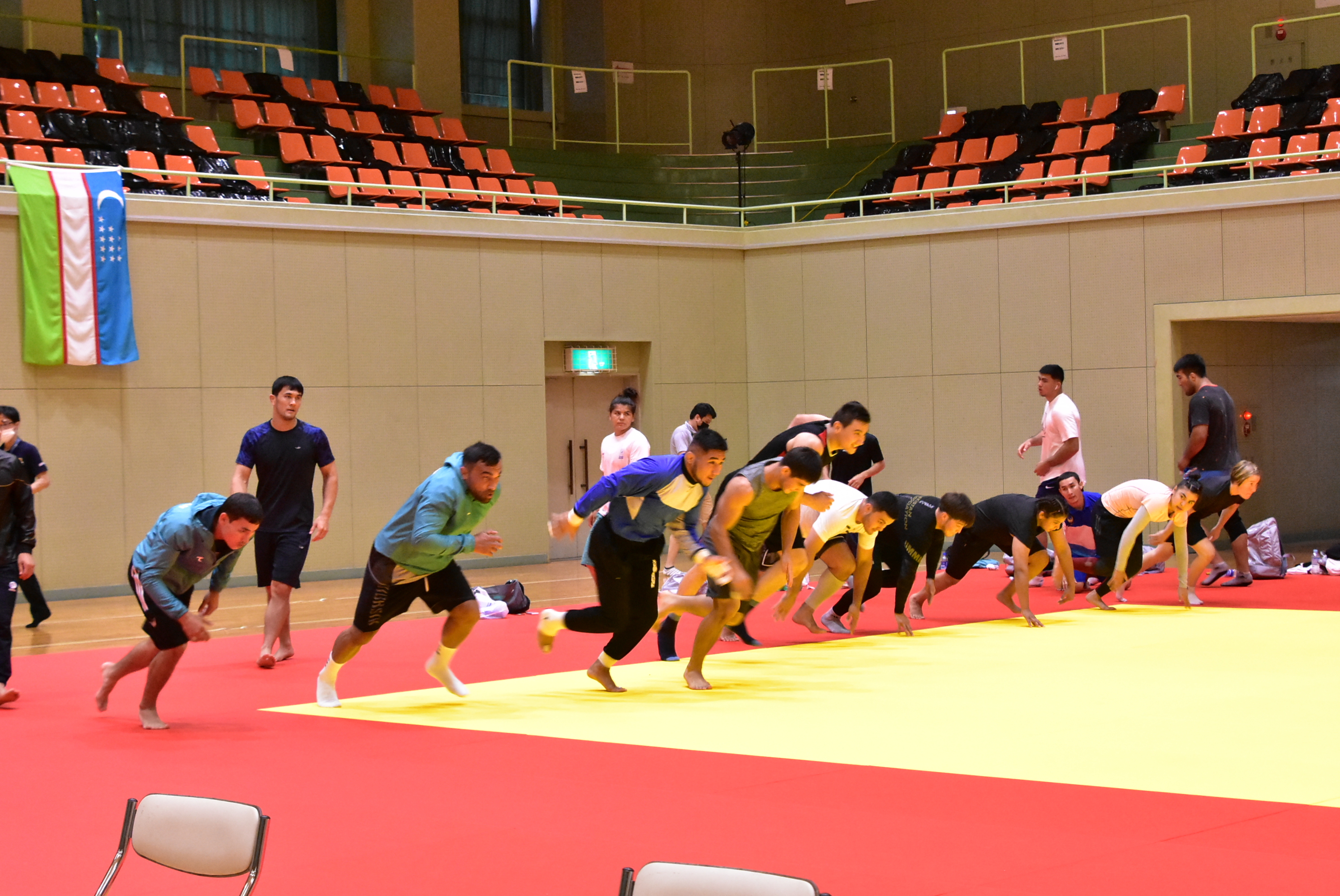 柔道の練習を始める選手団