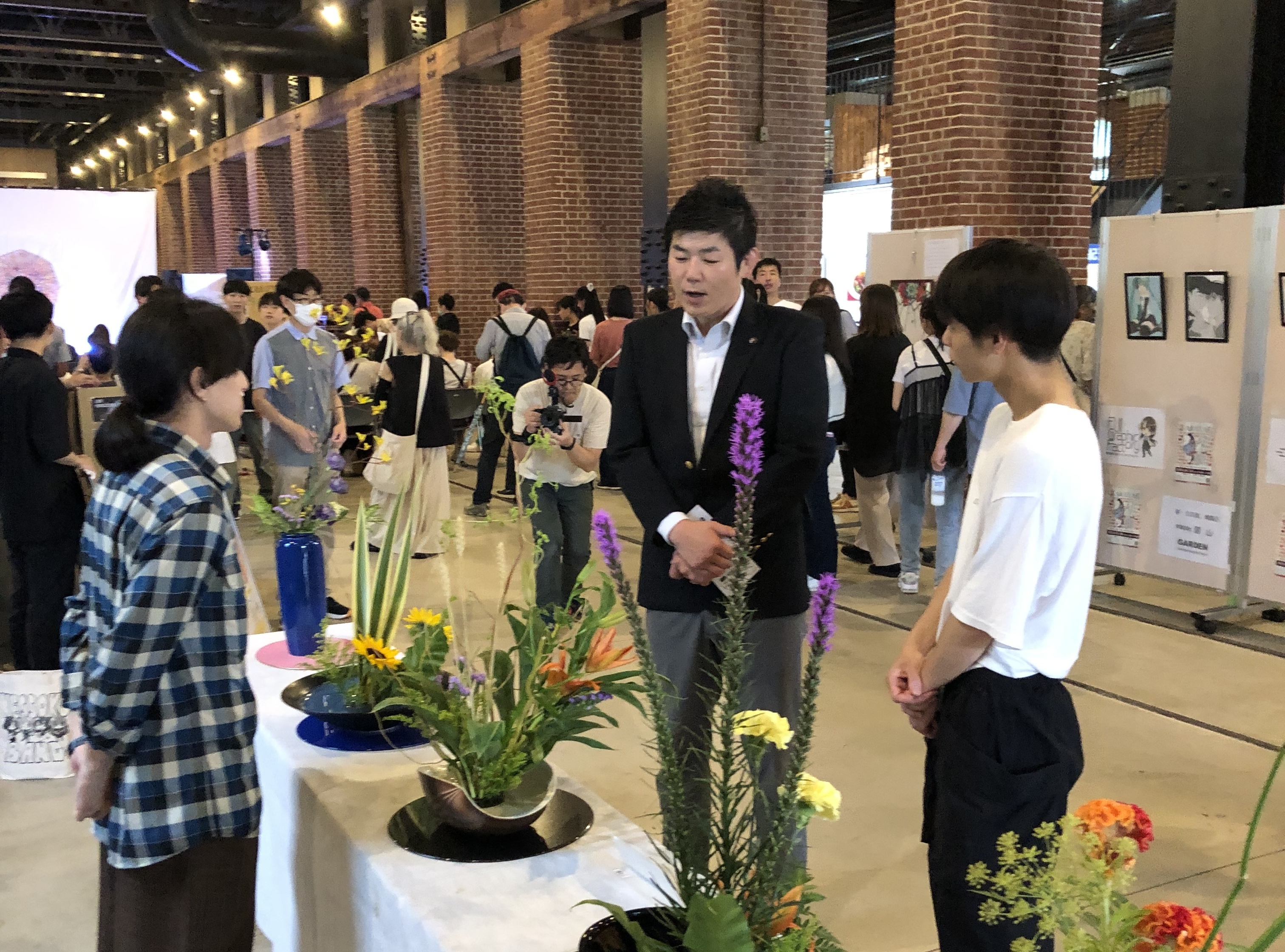 会場を視察している様子の写真
