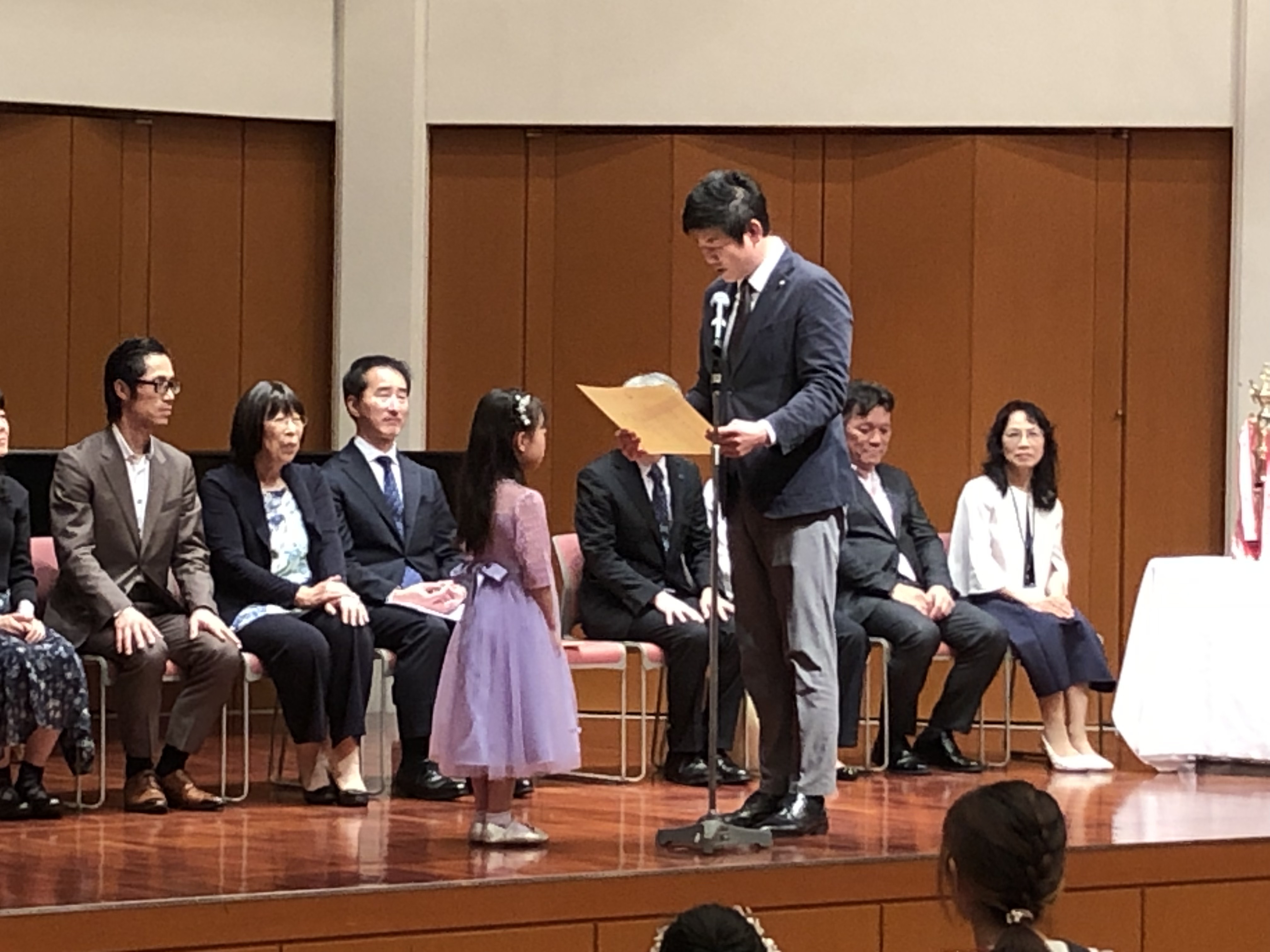 市長から賞状を渡す写真