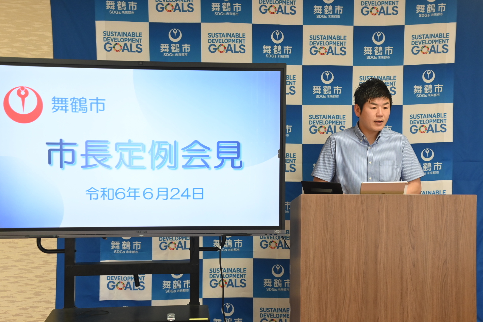 市長が説明する様子の写真