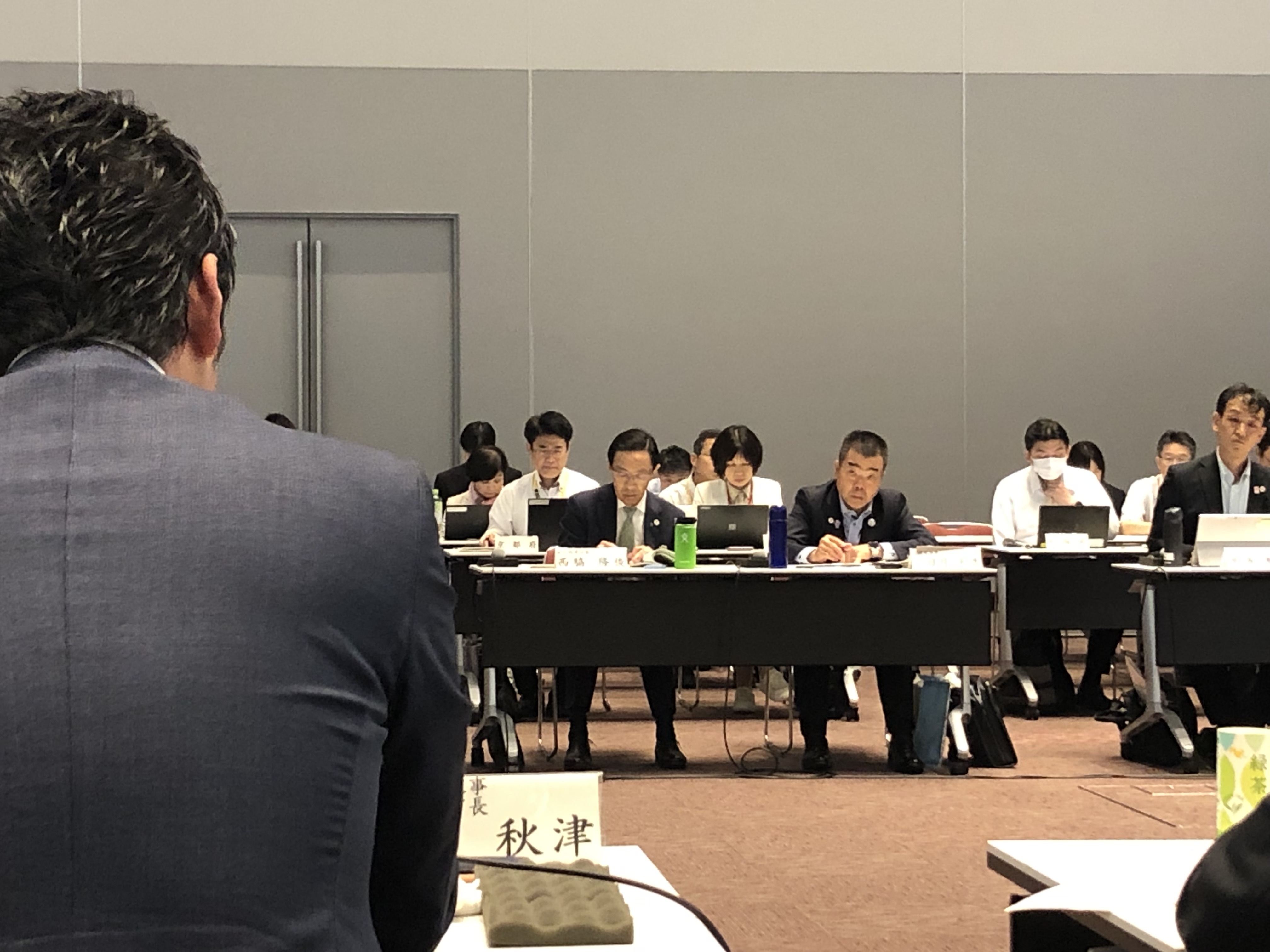 意見交換を刷る様子