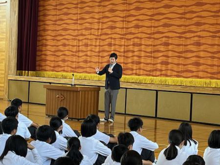 市長が生徒に講話する様子