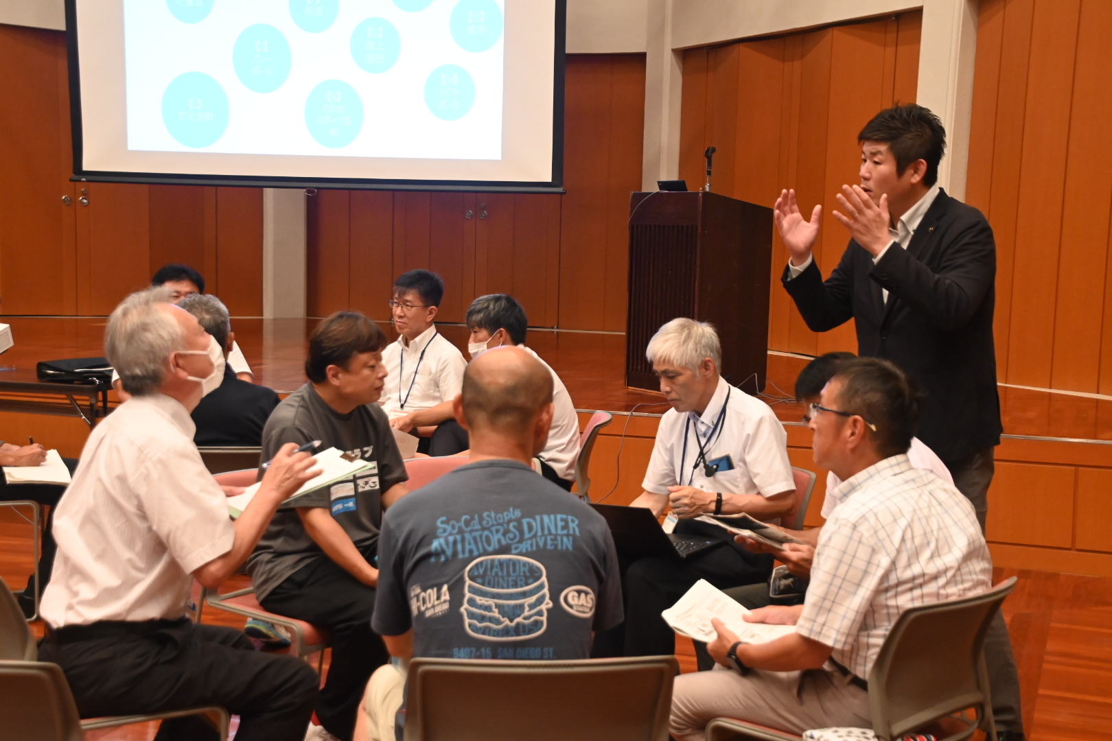 市長と市民が意見交換する様子