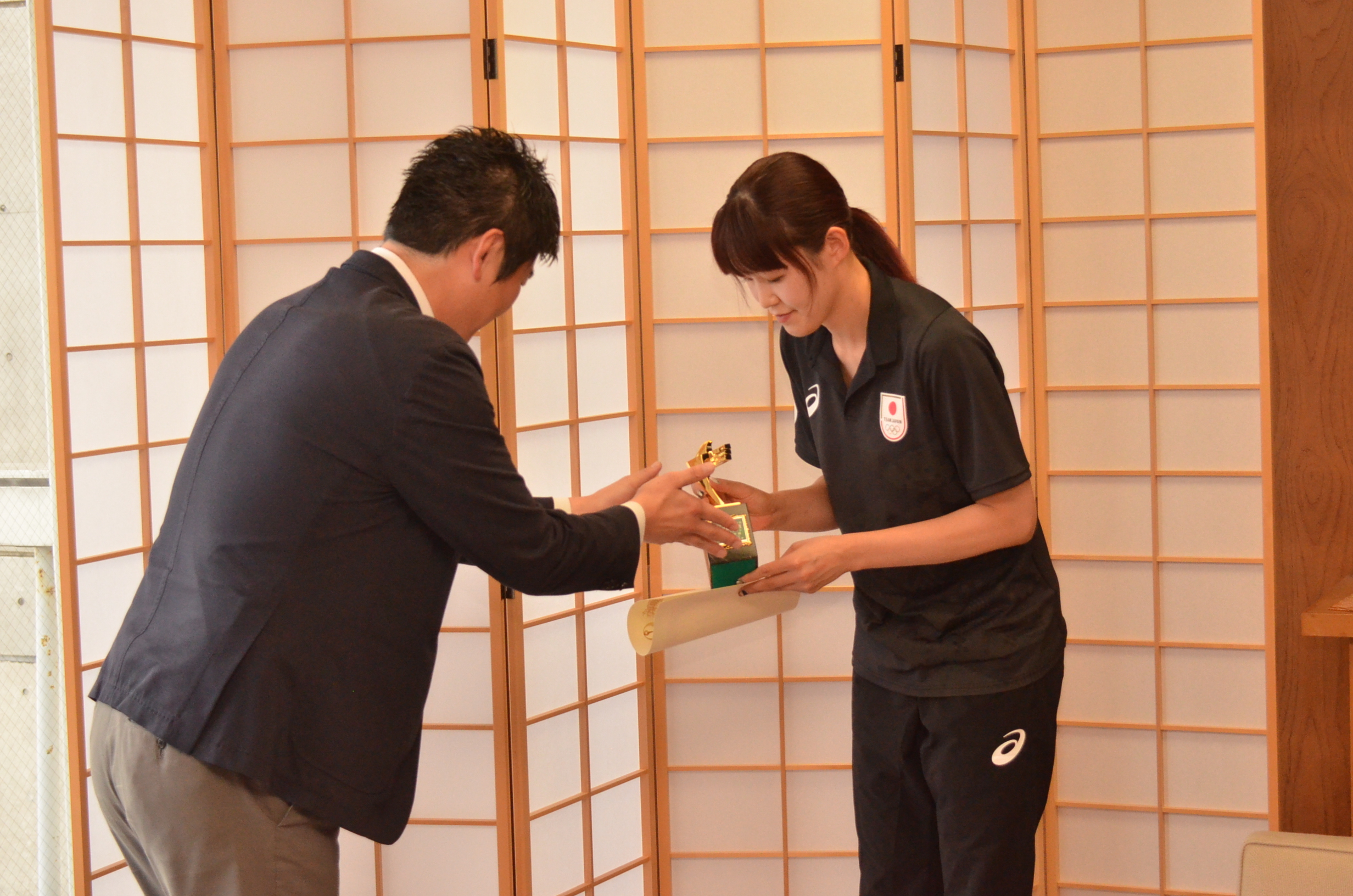 市長が井上選手に賞状を手渡しする様子