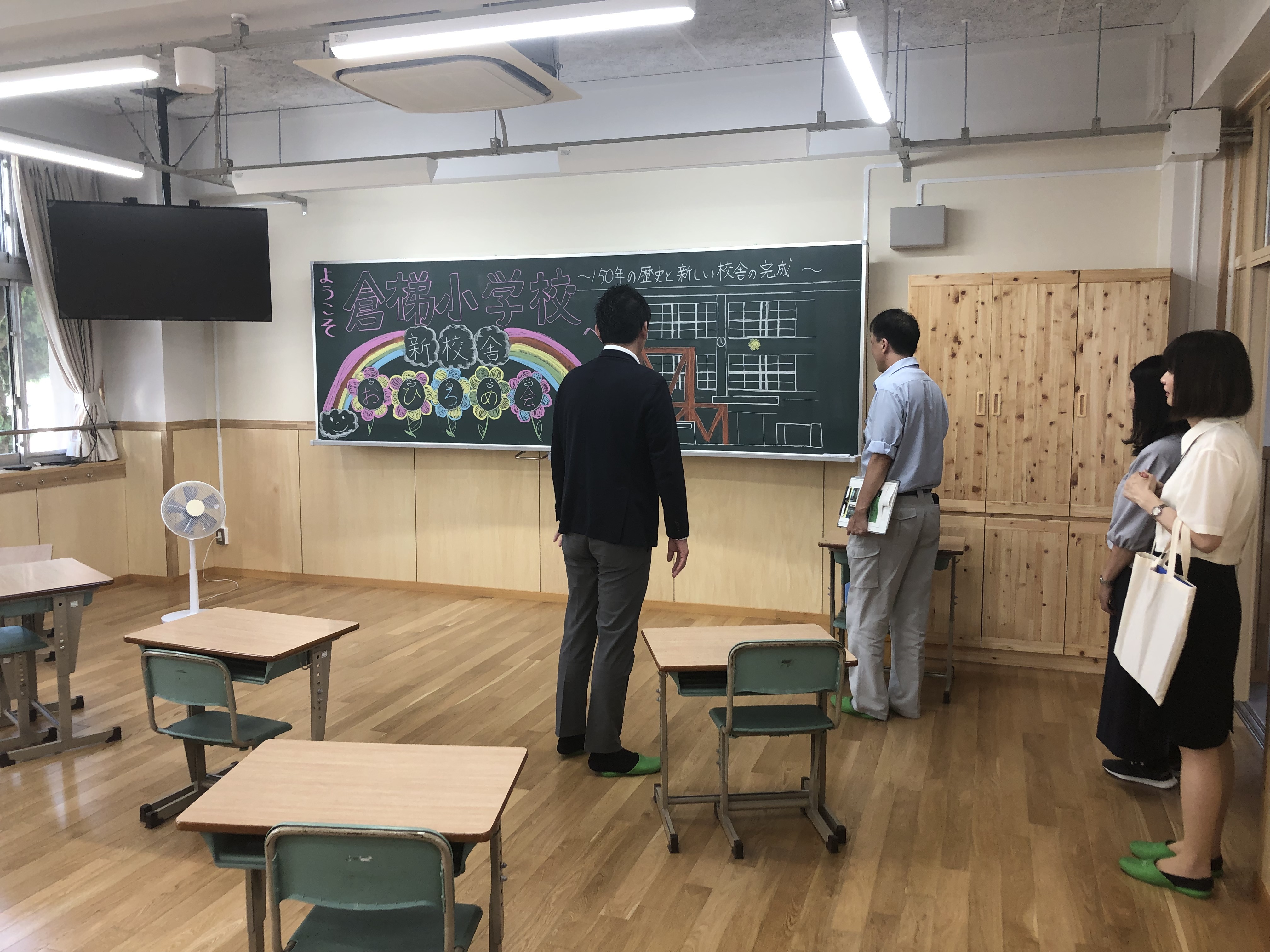 市長が教室を視察する様子
