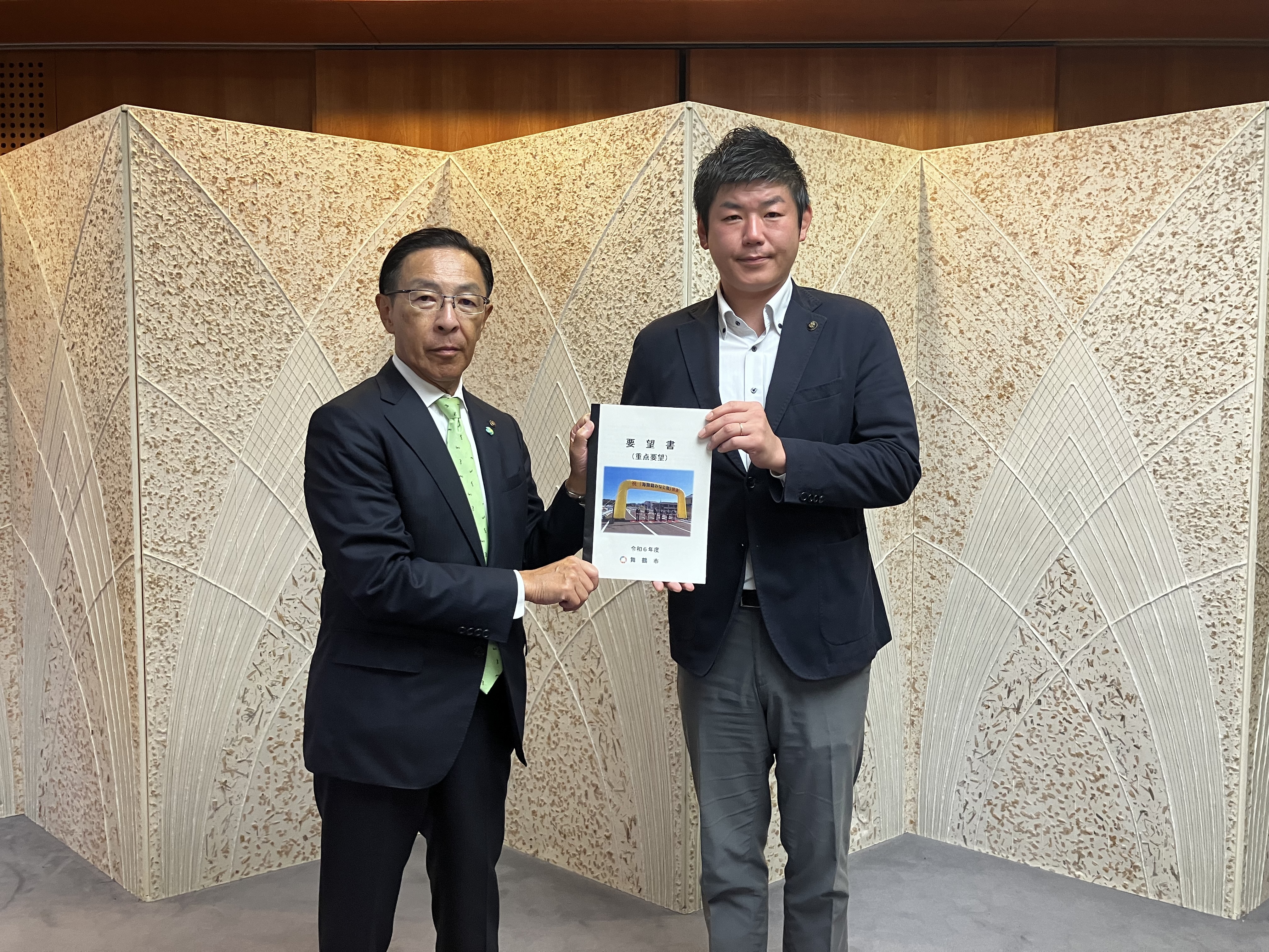 知事へ要望書を手渡す様子