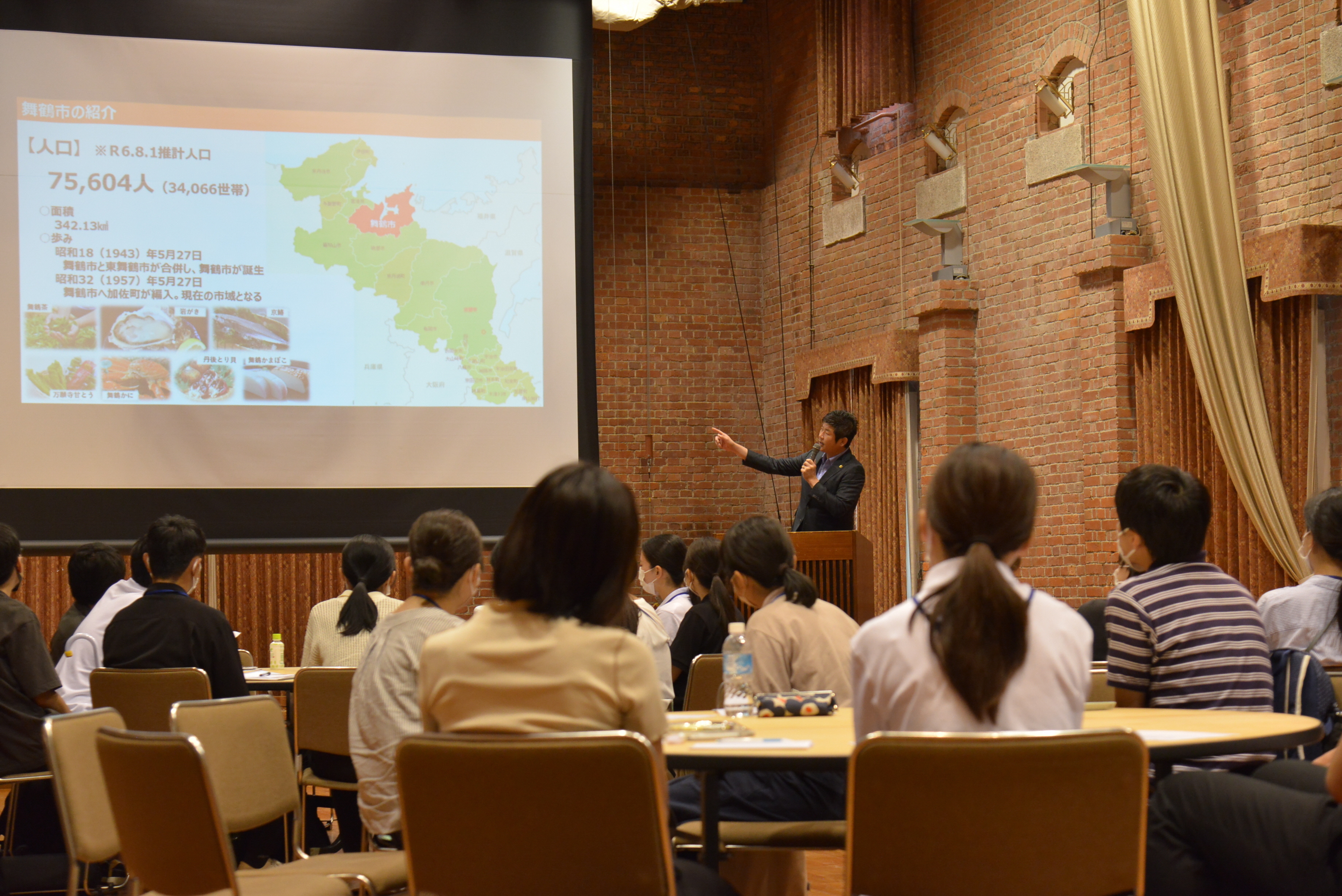 市長が市の説明をする様子