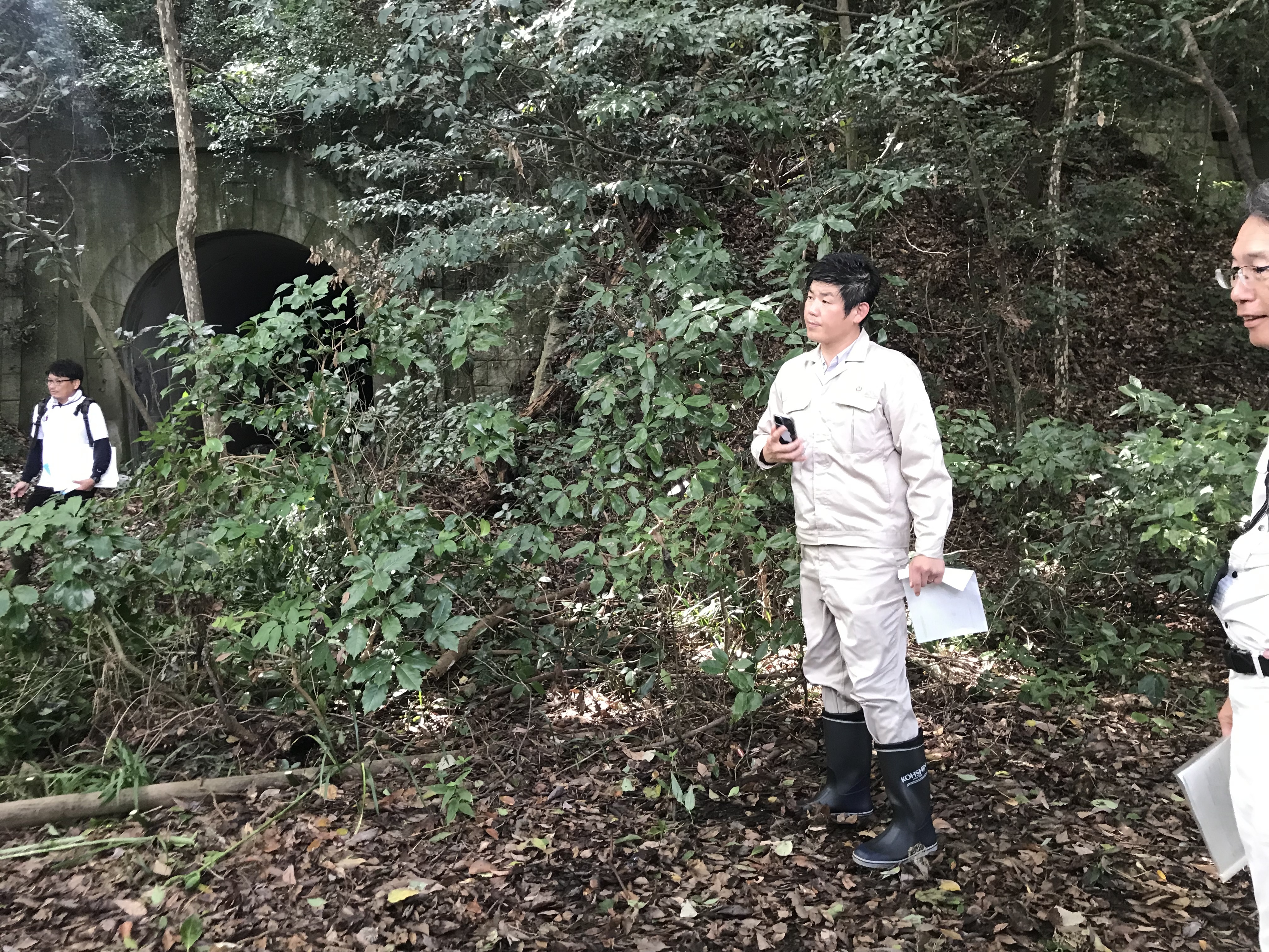 蛇島を視察する様子