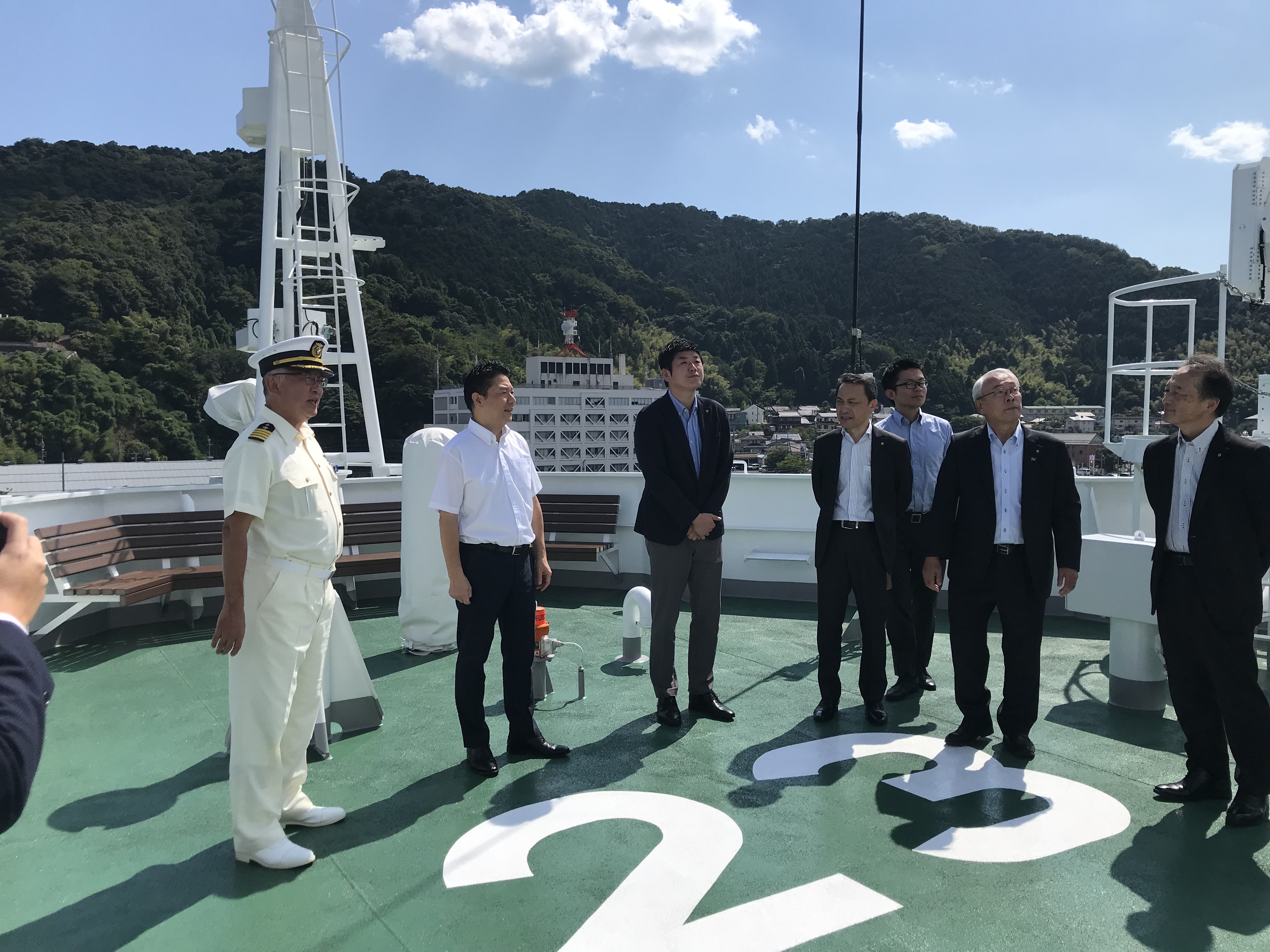 市長と参加者が説明を受ける様子