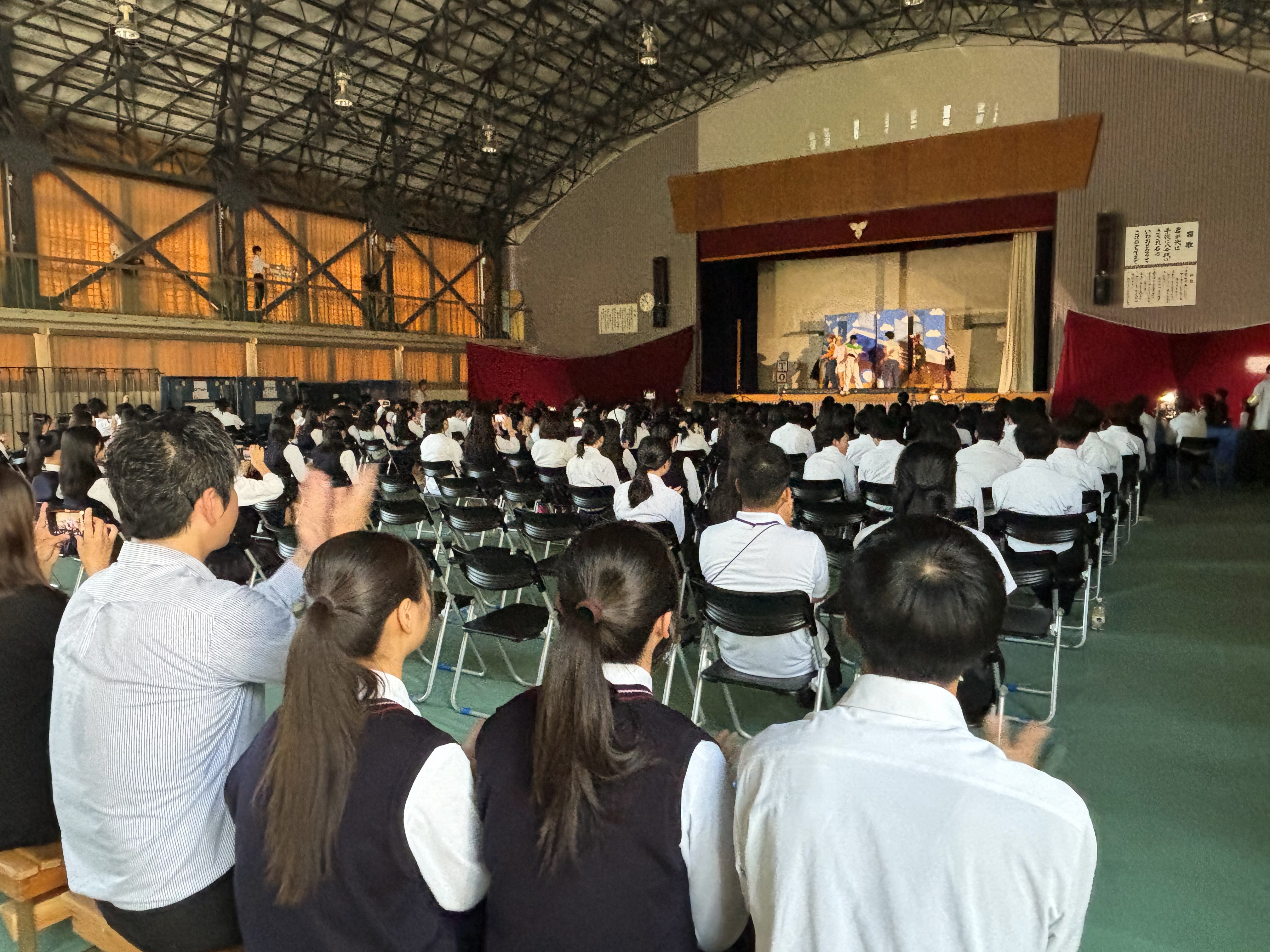 高校生の演劇を鑑賞する様子
