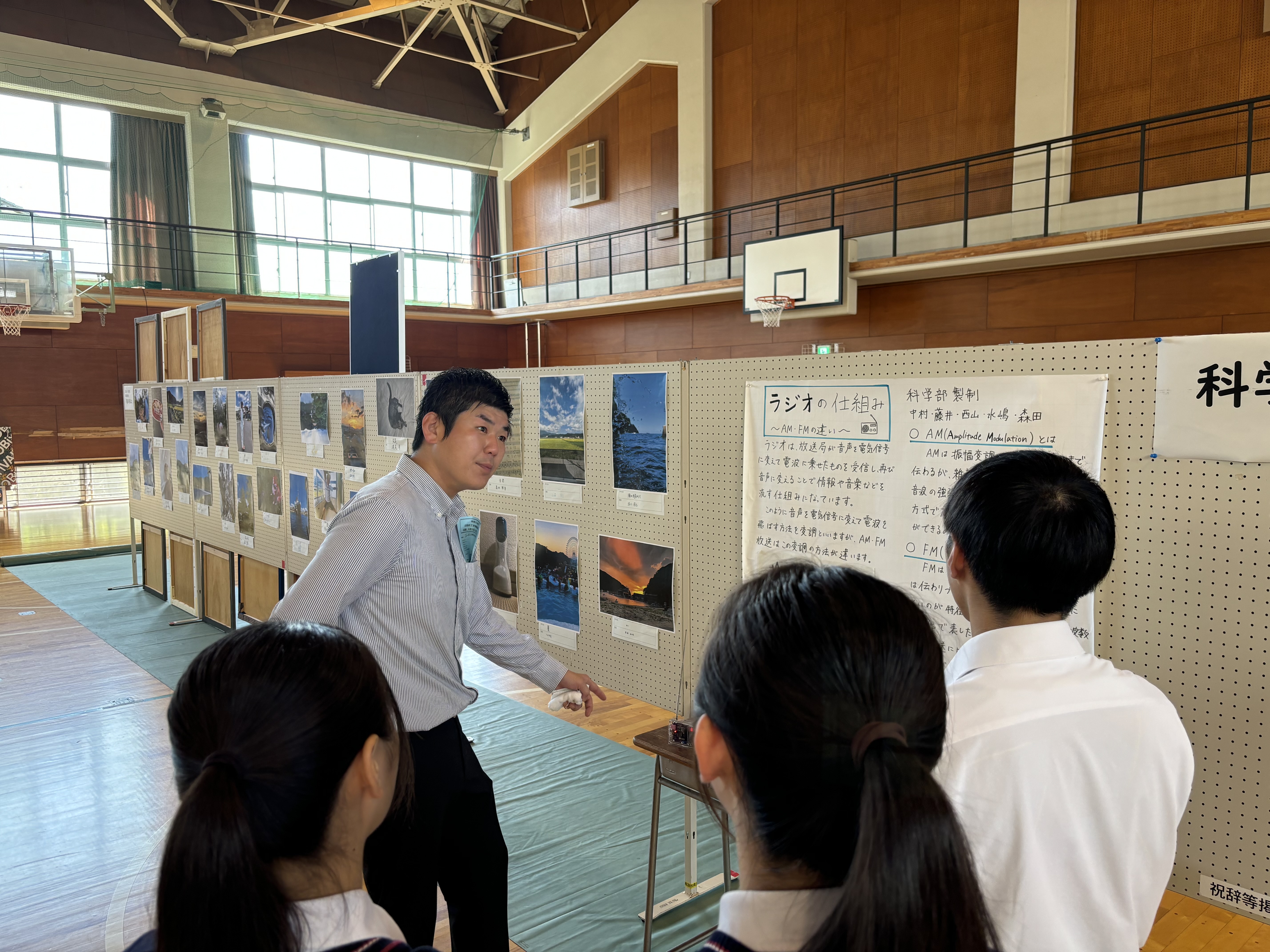 高校生の展示説明を受ける様子
