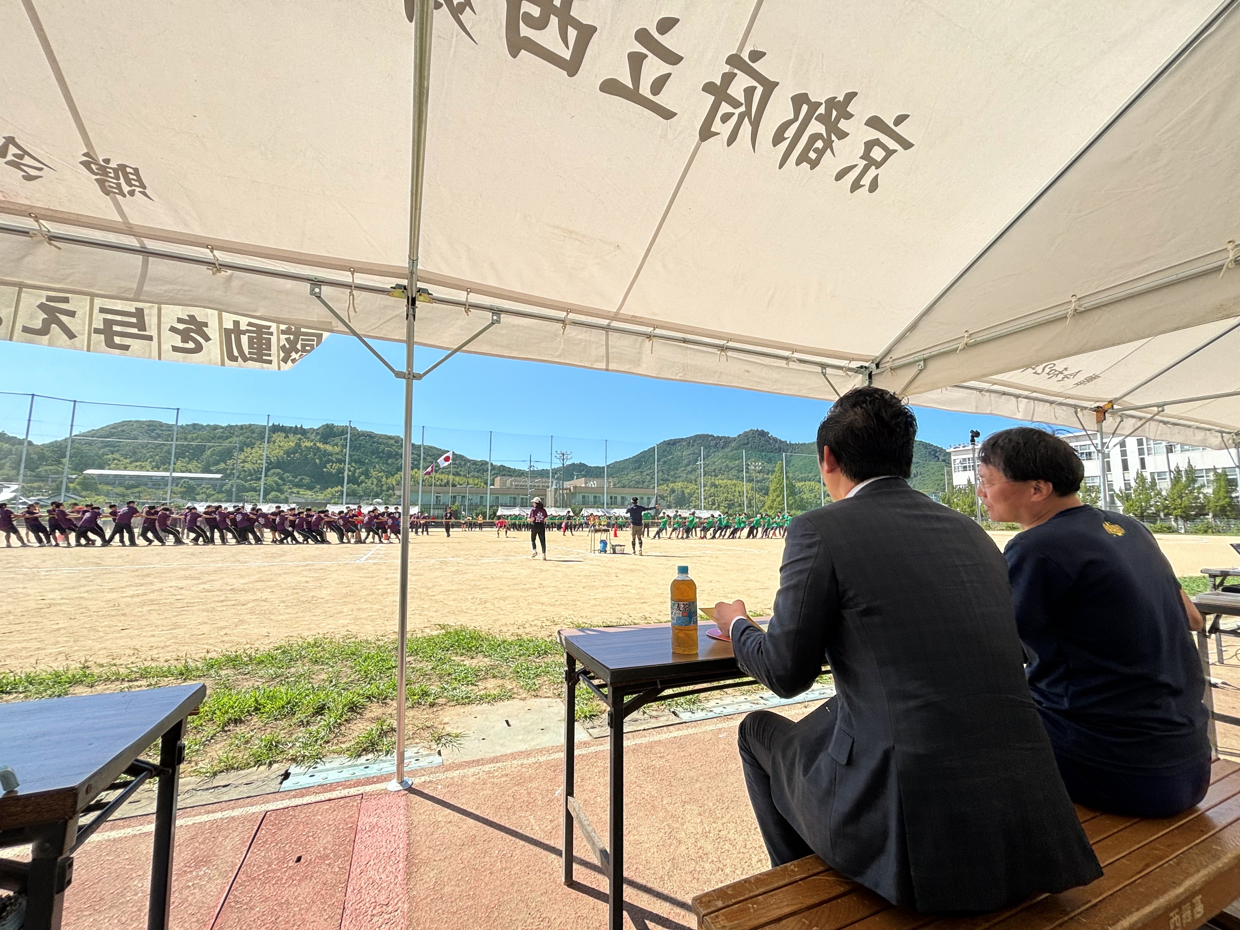 市長が体育祭を見学する様子
