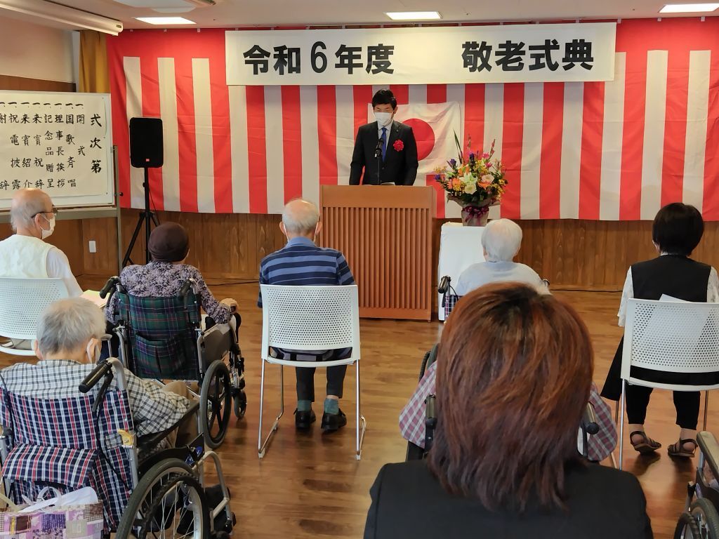 お祝いの言葉を話す様子