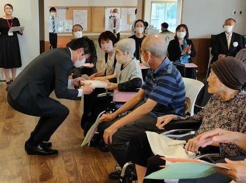 記念品を渡す様子