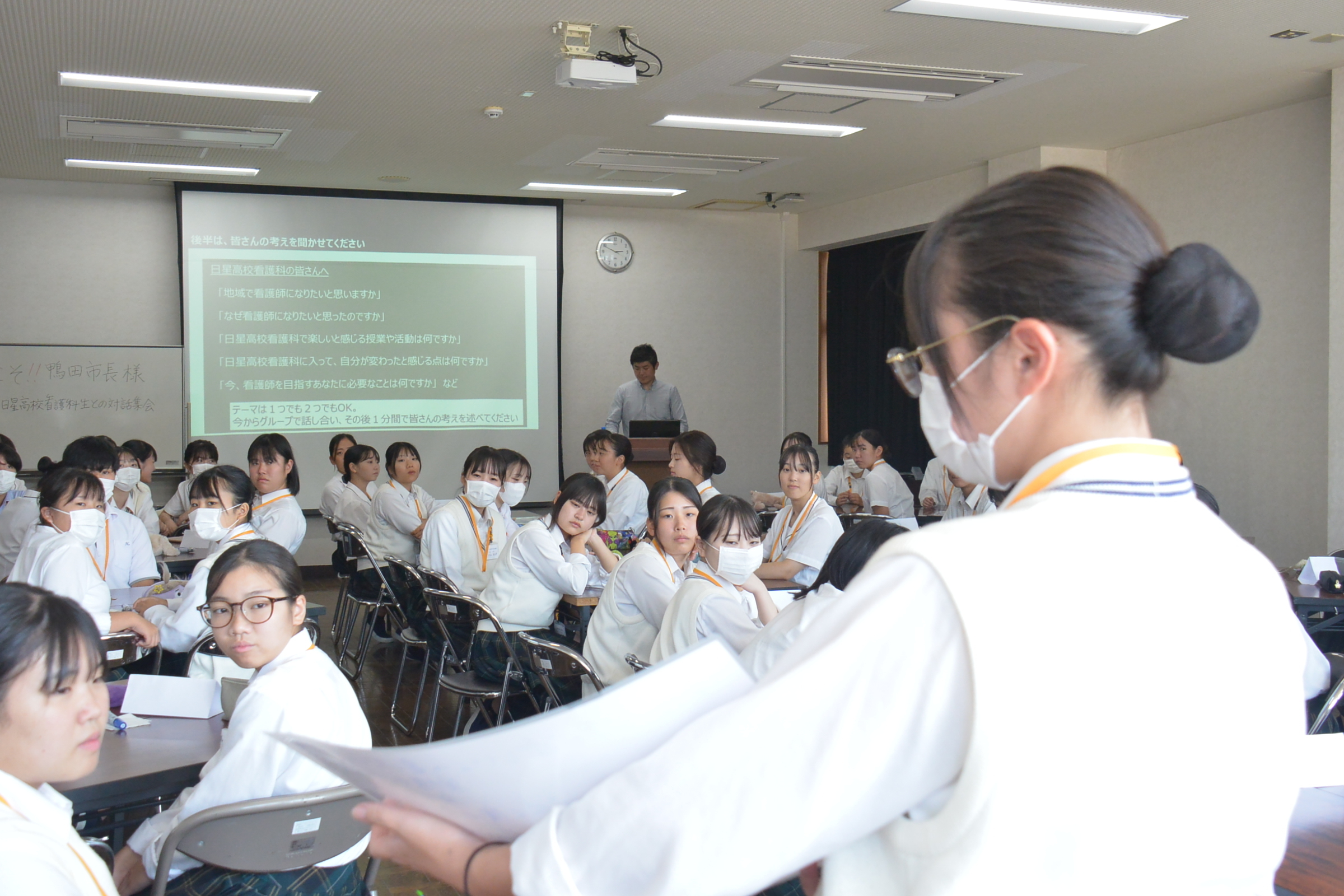 市長へ生徒が発表する様子