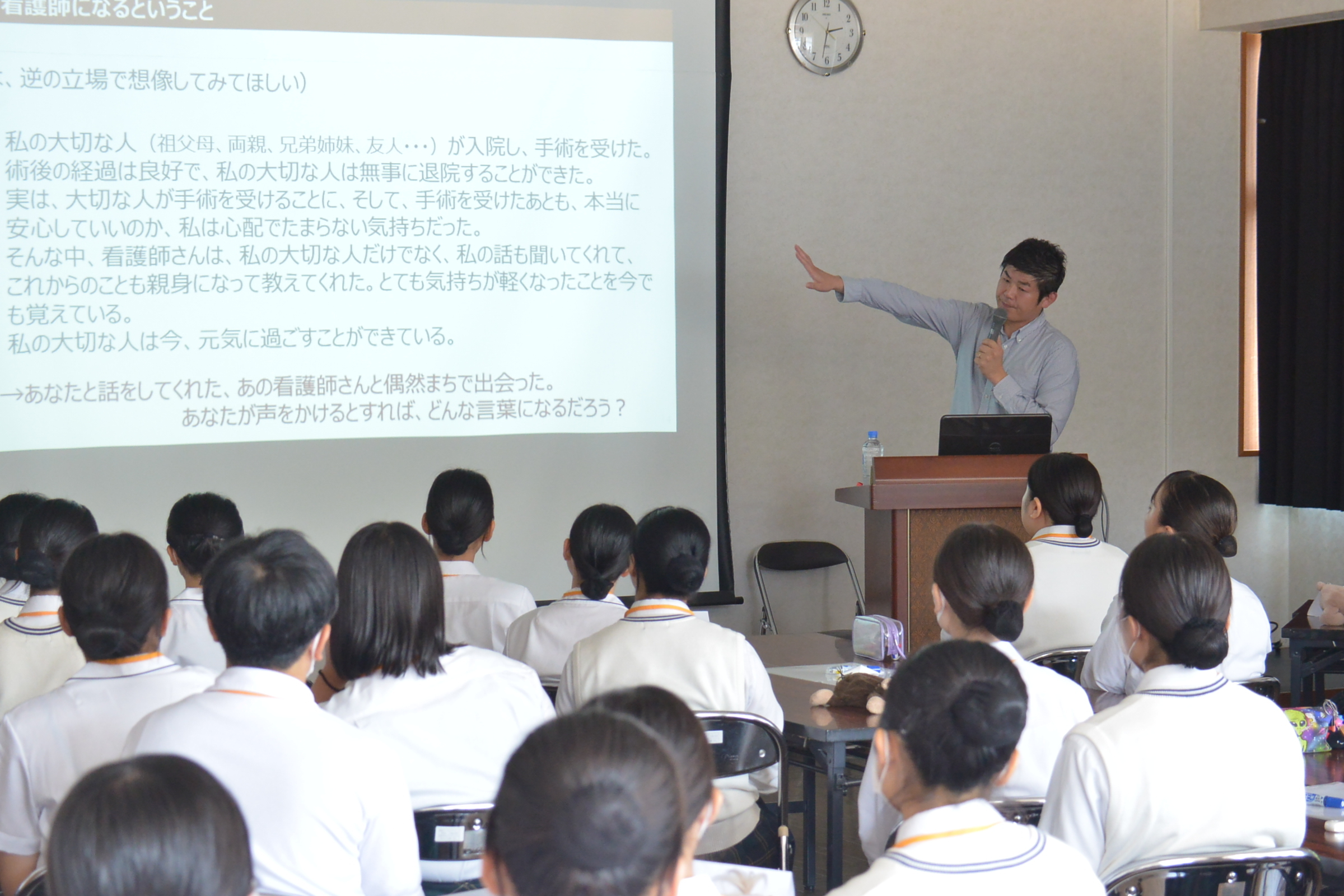 市長が生徒に向かって話をする様子