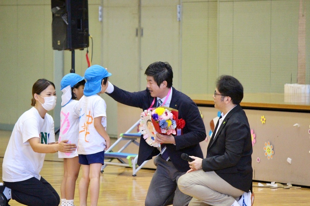 園児から花束を受け取る様子