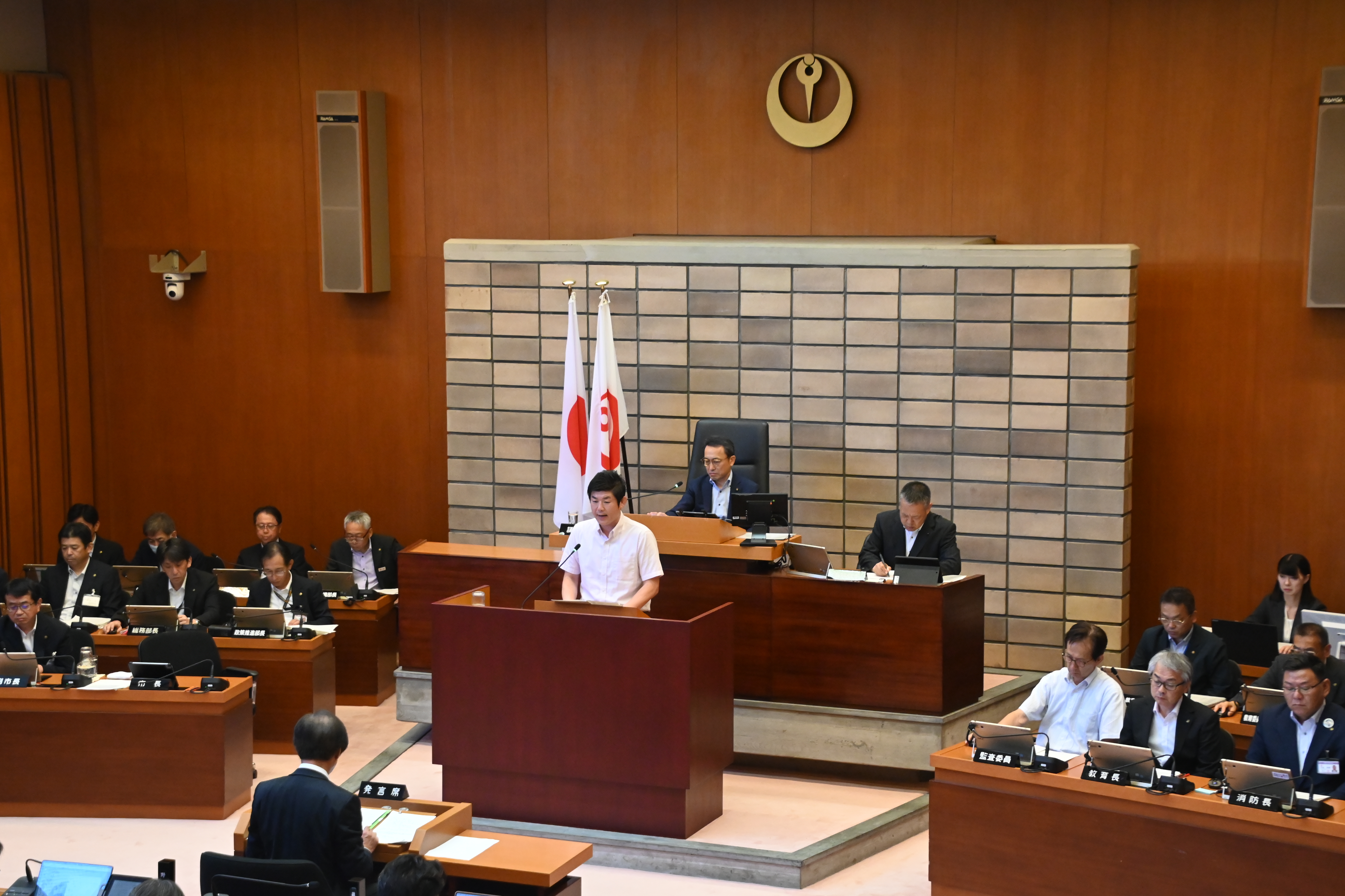 市長が質問に対し答弁する様子