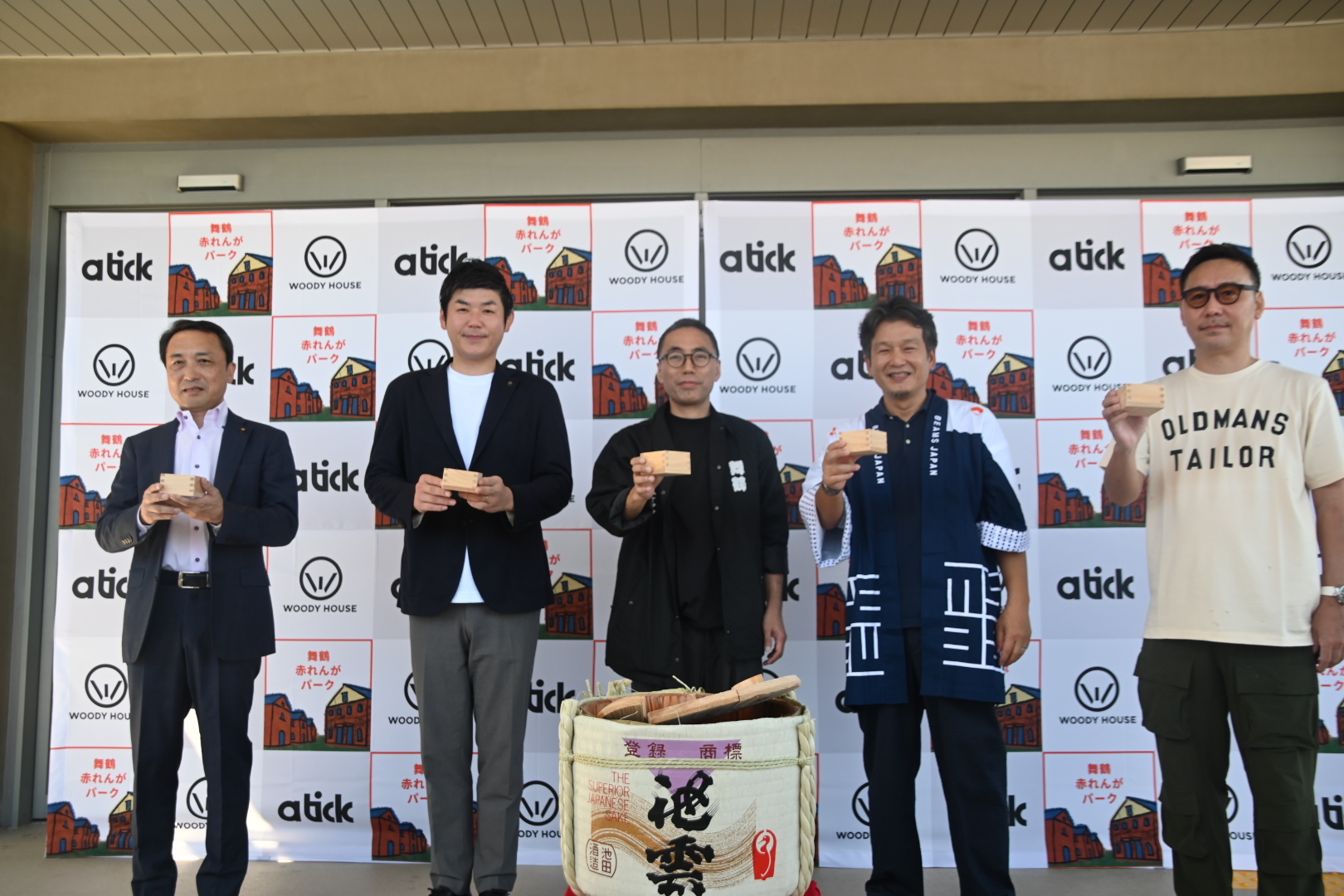 関係者で記念撮影する様子