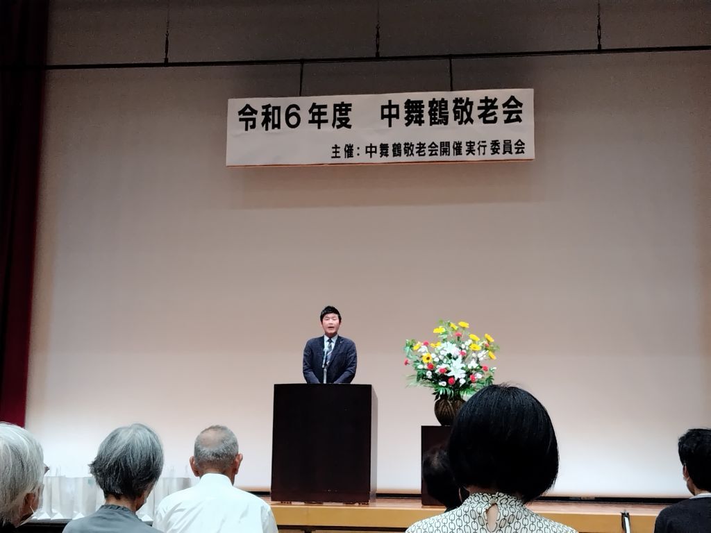 市長が祝辞をする様子