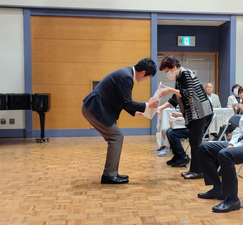 市長が記念品をお渡しする様子