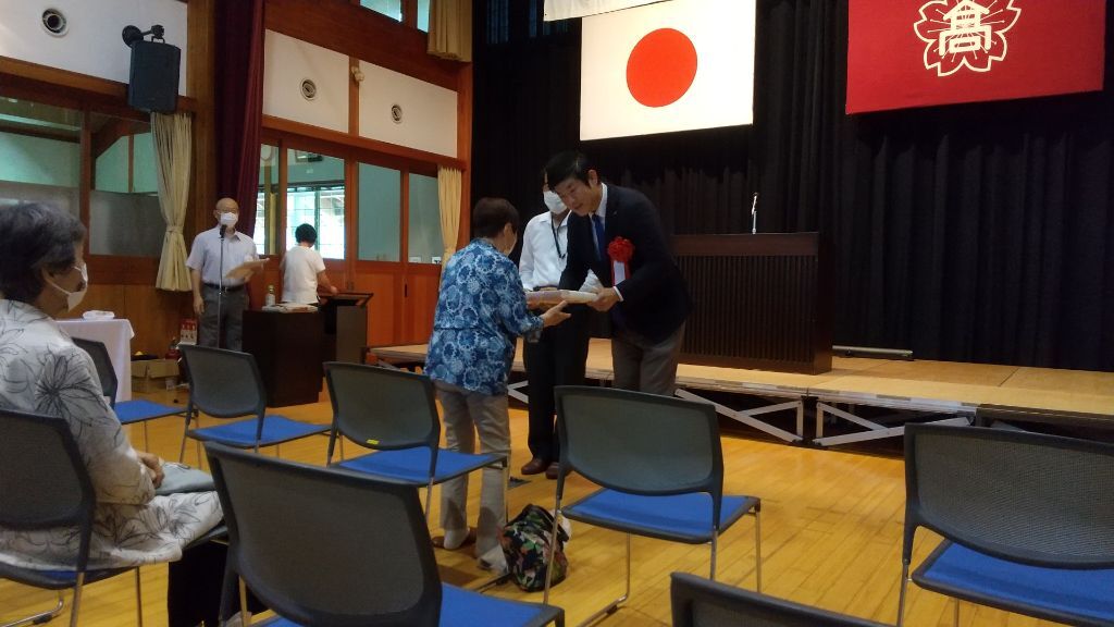 市長が記念品をお渡しする様子