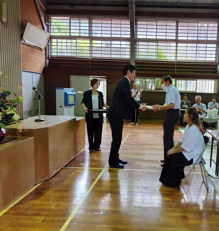 市長が記念品をお渡しする様子
